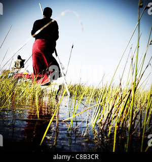 Makoro Poler auf dem Okavango Delta, Botswana, Afrika. Stockfoto