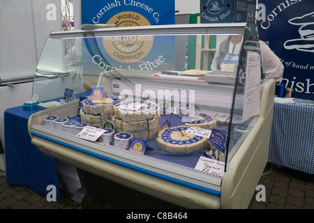 Cornwall England UK Markt Standinhaber preisgekrönten Cornish Blauschimmelkäse zu verkaufen Stockfoto