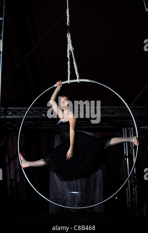 Aerial Hoop Performer Shaena Brandell üben mit der Nofitstate-Zirkus auf Tour in South Wales UK Stockfoto