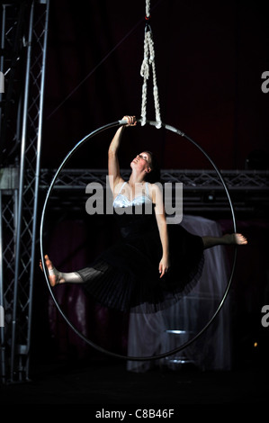 Aerial Hoop Performer Shaena Brandell üben mit der Nofitstate-Zirkus auf Tour in South Wales UK Stockfoto