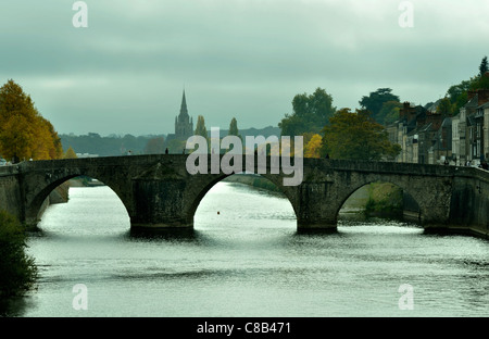 Laval Stadt Mayenne (Pays De La Loire, Frankreich). Der Fluss: la Mayenne und die alte mittelalterliche Brücke: le Vieux-Pont. Stockfoto