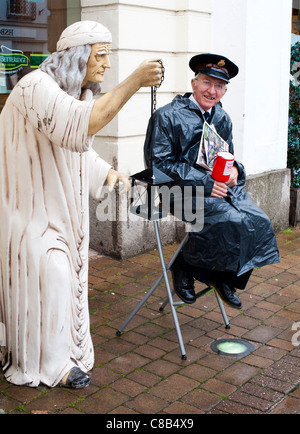 Heilsarmee-Sammler mit Statue in Honiton Devon England Stockfoto