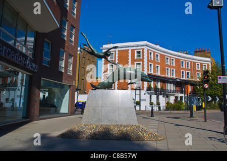 Junge mit einem Delphin durch David Wynne (1975) im Stadtteil Cheyne Walk Street Chelsea London England UK Europe Stockfoto