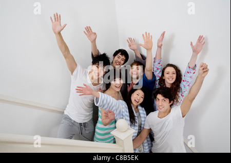 Gruppe junger Freunde Arme Stockfoto