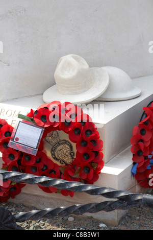 Poppy Kranzniederlegung am Kriegerdenkmal Erinnerung in Dorchester, Dorset, England UK festgelegt Stockfoto