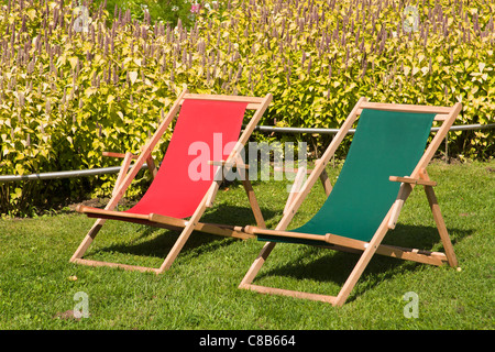 Zwei leere Liegestühle im Garten. Stockfoto