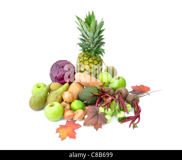 Grenze von Herbstlaub, und saisonalem Obst und Gemüse gemacht Stockfoto