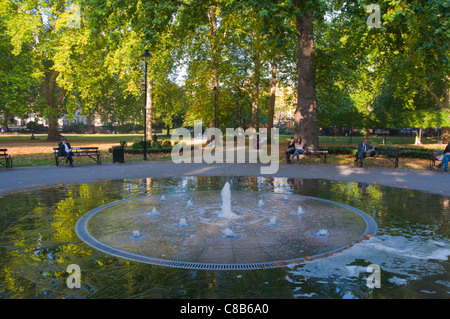 Brunnen in Russell Square Gardens Park Bloomsbury Bezirk London England UK Europe Stockfoto