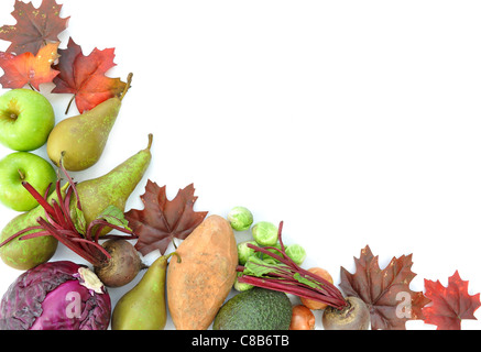 Grenze von Herbstlaub, und saisonalem Obst und Gemüse gemacht Stockfoto