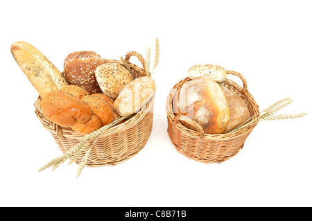 Körbe mit verschiedenen Arten von Brot Stockfoto