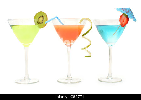 Verschiedene aromatisierte Cocktails auf weißem Hintergrund Stockfoto
