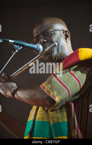 Keith Waithe Flötenspiel auf der Bühne mit seiner Band auf der Brecon Jazz Festival 2011 Stockfoto