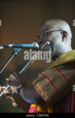 Keith Waithe Flötenspiel auf der Bühne mit seiner Band auf der Brecon Jazz Festival 2011 Stockfoto