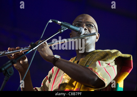 Keith Waithe Flötenspiel auf der Bühne mit seiner Band auf der Brecon Jazz Festival 2011 Stockfoto