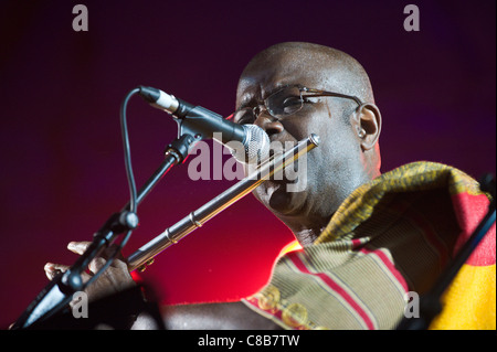 Keith Waithe Flötenspiel auf der Bühne mit seiner Band auf der Brecon Jazz Festival 2011 Stockfoto