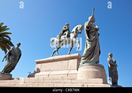 Satzung des Napoleon in Bronze auf dem Pferderücken, umgeben von seinen Brüdern an der Stelle General de Gaulle.Ajaccio Stockfoto