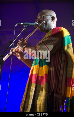 Keith Waithe Flötenspiel auf der Bühne mit seiner Band auf der Brecon Jazz Festival 2011 Stockfoto