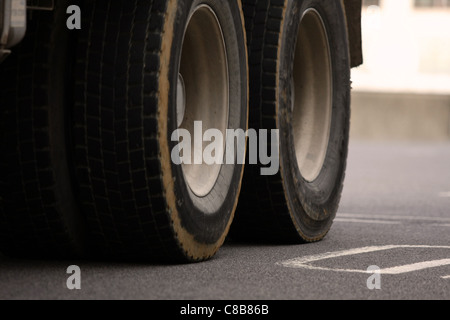 low-Level Blick auf die Hinterräder eines LKW wie es bewegt sich entlang einer Straße Stockfoto