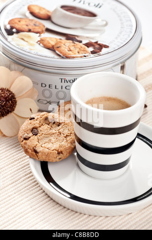 Chocolate Chip Kekse und Espressokaffee Stockfoto