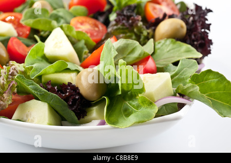 Mediterraner Salat mit Rucola (Rucola, Roquette, Rucola oder Rucola) Stockfoto