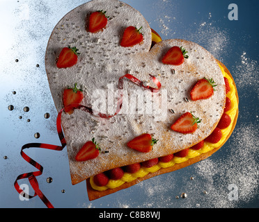 herzförmige Erdbeere und Pudding Creme Blätterteig dessert Stockfoto