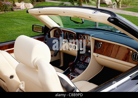 Nahaufnahme des Luxus-Auto das Innere mit Hi-Tech-dashboard Stockfoto