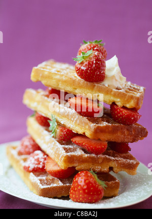 Waffeln mit Erdbeeren Stockfoto