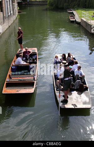 Bootfahren auf dem Fluss Cam Cambridge Ansicht von Magdalena-Brücke Stockfoto