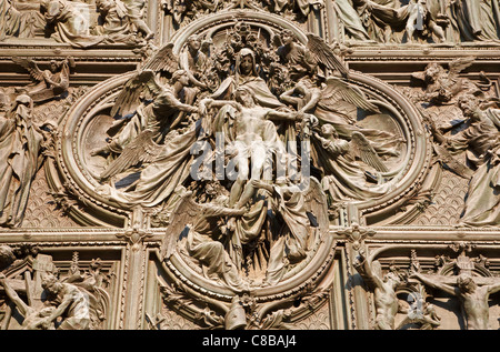 Milan - Detail aus Bronze Haupttor - Pieta von Ludovico Pogliaghi, 1906 Stockfoto