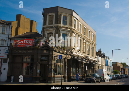 Ecke des Wells Road und Goldhawk Road Straßen Shepherds Bush Stadtteil West London England UK Europe Stockfoto