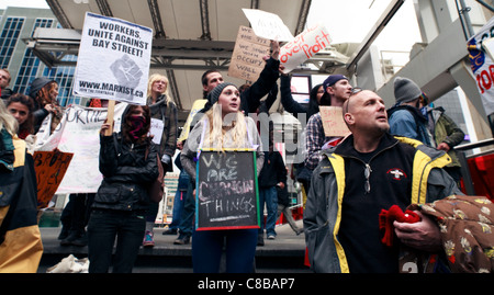 Demonstranten versammelten sich in Yonge-Dundas Square "Besetzen Toronto" Bewegung zu unterstützen. 16. Oktober 2011, Toronto, Kanada. Stockfoto