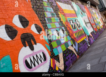 Graffiti auf der Rückseite des Rich Mix Kunst Veranstaltungsort in Shoreditch. London. VEREINIGTES KÖNIGREICH. Stockfoto