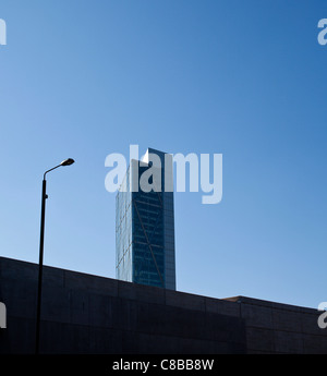 Bishopsgate Turm erhebt sich über den Landweg Bahnstrecke in Shoreditch, London. VEREINIGTES KÖNIGREICH. Stockfoto