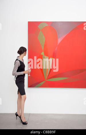 Voller Länge einer Frau betrachten Gemälde Kunstgalerie Stockfoto