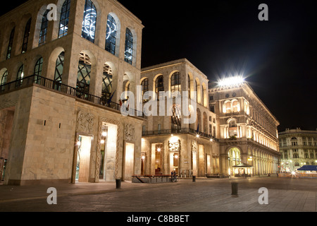 Milan - Palazzo Dell Arengario - Museum des 20. Jahrhunderts in der Nacht Stockfoto