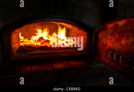 Holzkohlen glühen im Kamin, Finnland Stockfoto