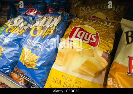 Eine Anzeige von PepsiCo Frito-Lay Marke Fritos und Sonne Chips Snacks in einem Supermarkt Stockfoto