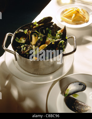 Muscheln und Pommes frites Stockfoto