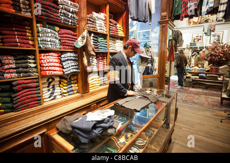 Ein Sachbearbeiter faltet Kleidung im Ralph Lauren Rugby Store in Greenwich Village auf Samstag, 15. Oktober 2011. (© Richard B. Levine) Stockfoto