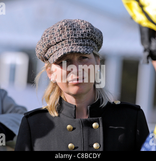 EMMA LAVELLE TRAINER CHELTENHAM RACECOURSE CHELTENHAM ENGLAND 15. Oktober 2011 Stockfoto