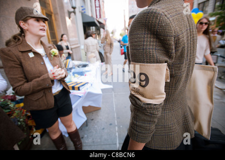 Radfahrer-Kleid in traditionellen britischen Radsport Outfits zur Teilnahme an der Tweed Run in New York Stockfoto