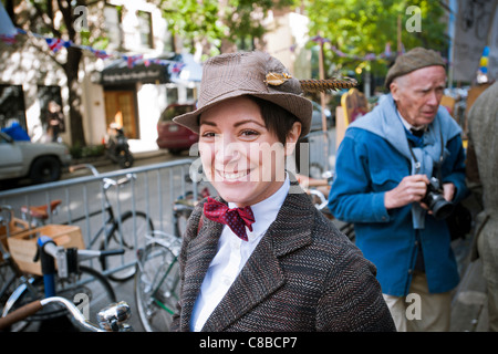 Radfahrer-Kleid in traditionellen britischen Radsport Outfits zur Teilnahme an der Tweed Run in New York Stockfoto