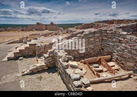Mano und Metate Schleifwerkzeuge bei Pueblo-Ruinen, Kirche in Dist, Gran Quivira Ruins, Salinas Pueblo Missionen, New Mexico, USA Stockfoto