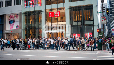 Kunden außerhalb der Eröffnung der Uniqlo Flagship-Store auf der Fifth Avenue in New York Stockfoto