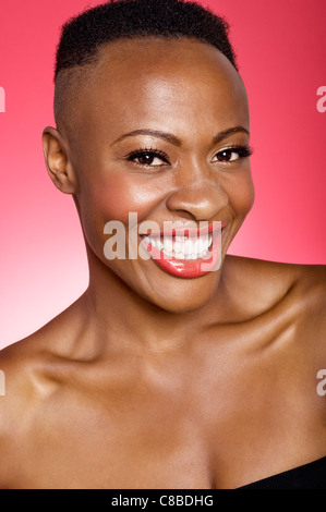 Porträt der fröhliche afroamerikanische Frau Stockfoto