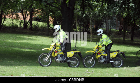 PC Gary Thompson und Sgt Daren Egan von der Sussex Police auf den neuen Suzuki Off Road Motorrädern 2008 Stockfoto