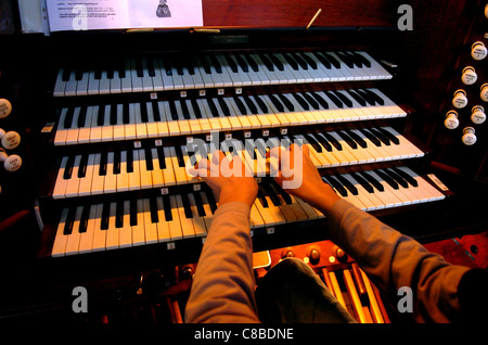 Hände von Musikern, die in der Kirche Orgelmusik spielen Stockfoto