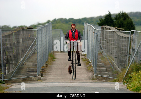 Tim Wilson Zyklen seinem Hochrad über Shoreham Tollbridge UK Stockfoto