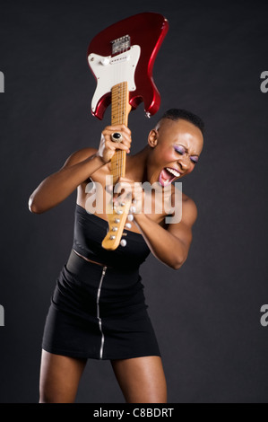 Afrikanische amerikanische Frau zu Gitarre zu brechen Stockfoto