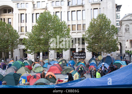 Anti-Capiatlist camp Demonstranten außerhalb St. Paul Kathedrale, London Stockfoto